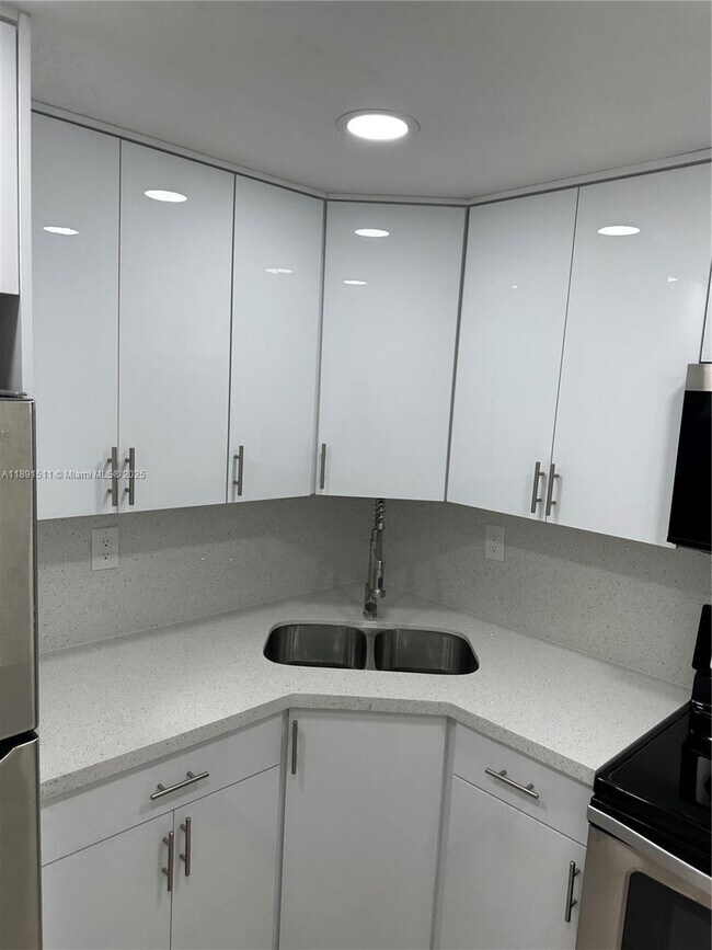 Building Photo - 606 W 81st St