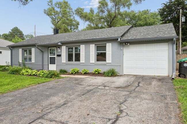 Building Photo - Charming 3-Bedroom Home in a Prime Aksarben Location!