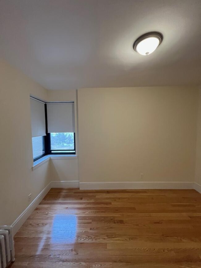 Building Photo - bedroom in Boston MA 02115
