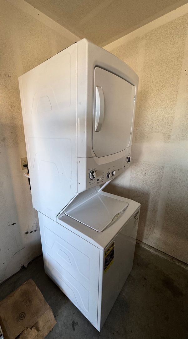 Building Photo - 2 BEDROOM 1 BATH - UPSTAIRS UNIT