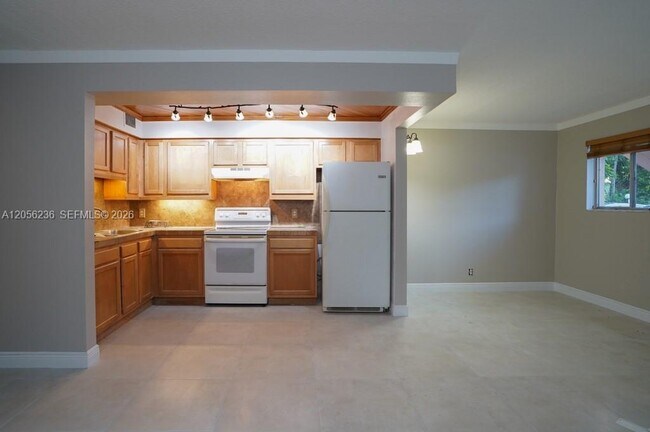 Building Photo - 1815 Fairview Villas Dr