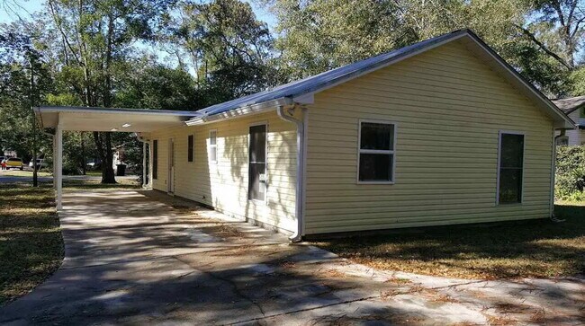 Building Photo - Spacious 3 Bedroom 2 Bath!