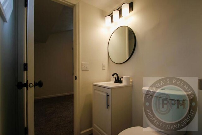 Building Photo - Spacious 4-bedroom, 3-bath home in Omaha