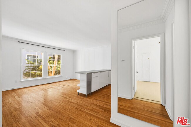 Building Photo - 1132-1132 Larrabee St