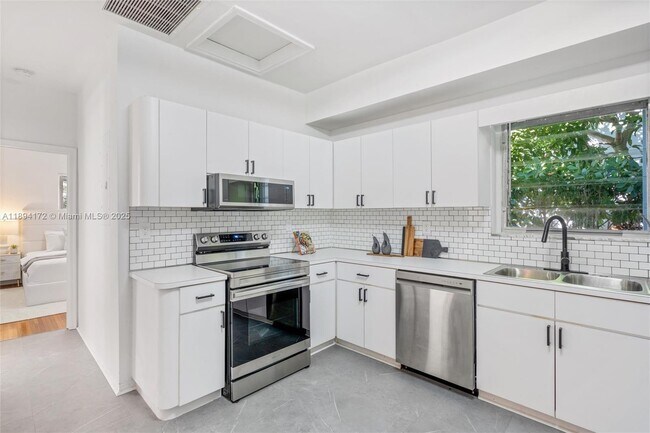 Building Photo - 9164 Carlyle Ave