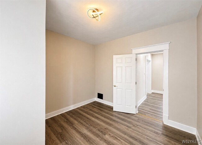 Building Photo - 61 Macamley St