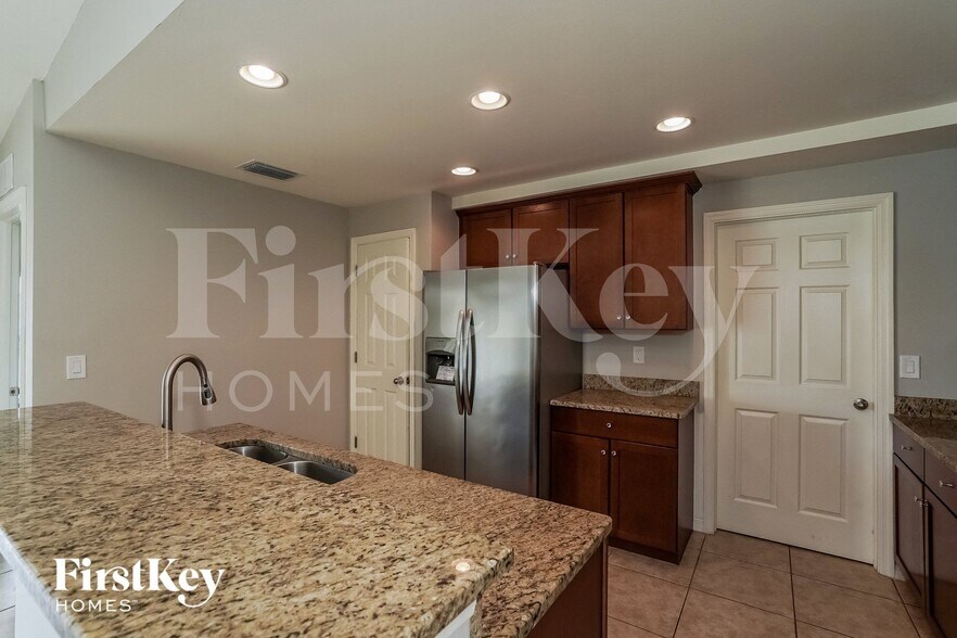 Building Photo - 1719 NW 25th Ln