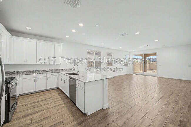 Building Photo - 3241 E Malibu Dr