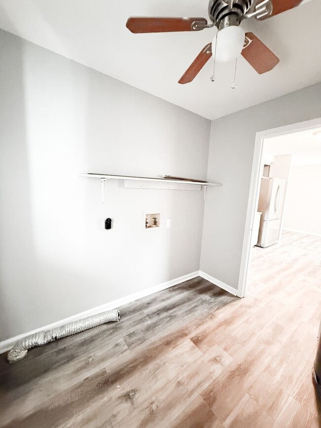 Building Photo - 3 Bedroom 2 Bathroom Home!!