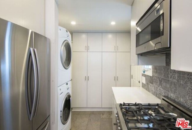 Building Photo - 9373 W Olympic Blvd