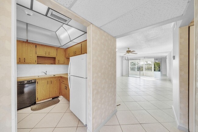 Building Photo - 1035 Country Club Dr