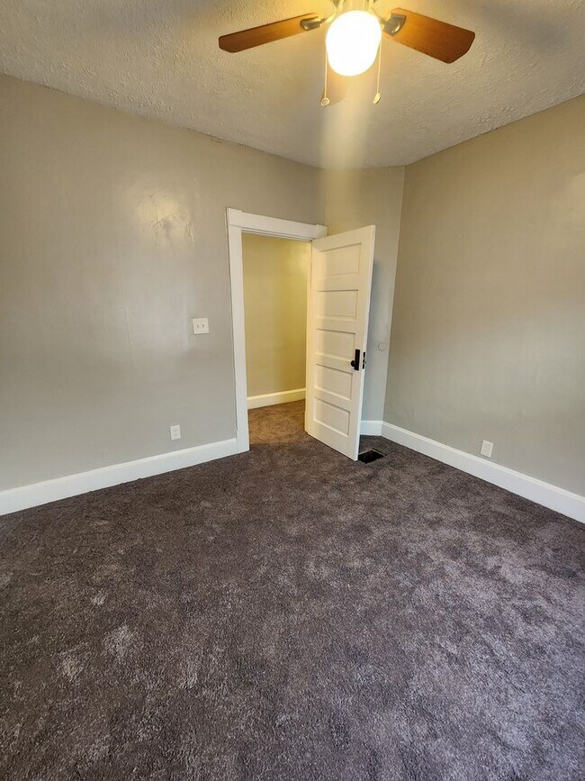 Building Photo - Spacious 3 Bedroom Duplex Near 10th and Sherman Dr.