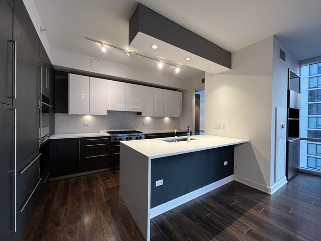 Building Photo - 1201 S Prairie Ave