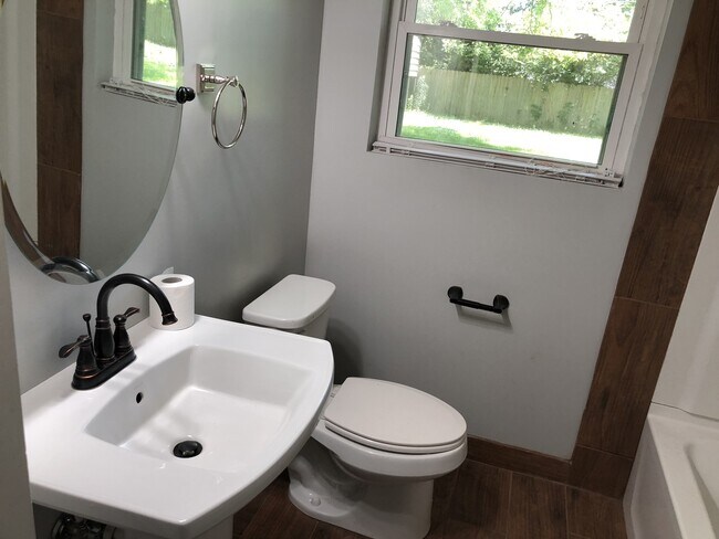 Building Photo - 3 Bed/2 Bath for rent in Madison!