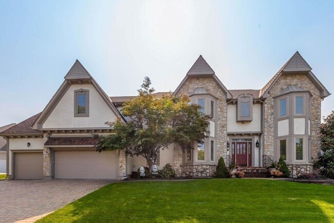 Building Photo - {5801} Spacious 2 Story Home in highly des...