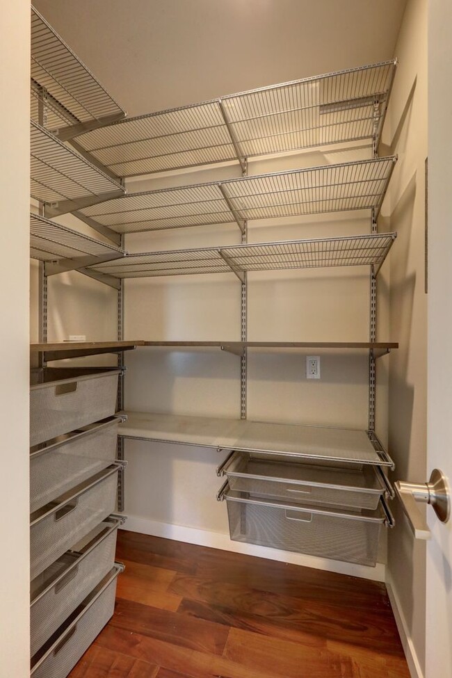 Building Photo - Beautifully Remodeled 4bd, 1.75ba Rambler Available in the Heart of Bellevue.