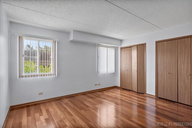 Building Photo - 451 Valley Dr