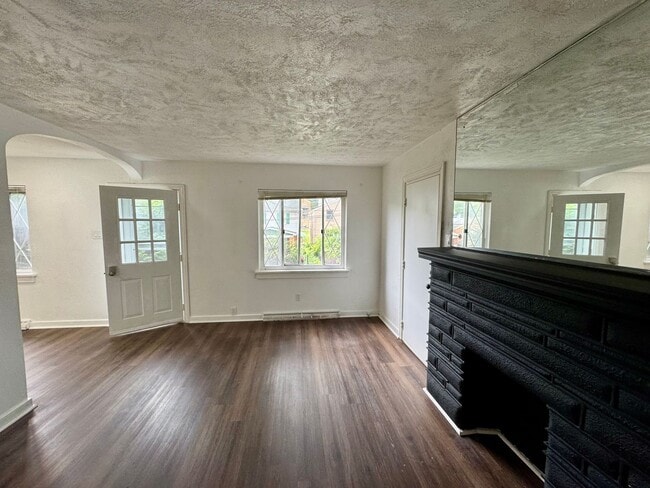 Building Photo - Adorable 2 Bed 1 Bath Home in Brookline W/dedicated office/library space!