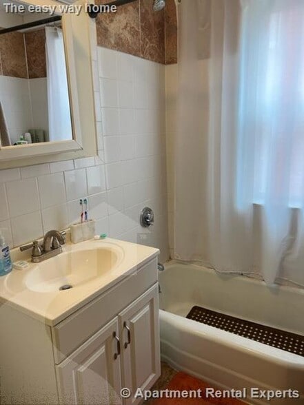 Building Photo - 128 Cedar St