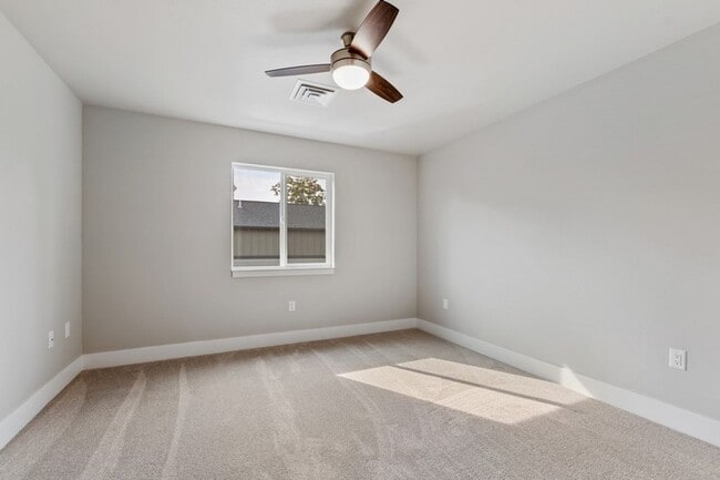 Building Photo - 3 bedroom, 2.5 bath townhome, minutes from...