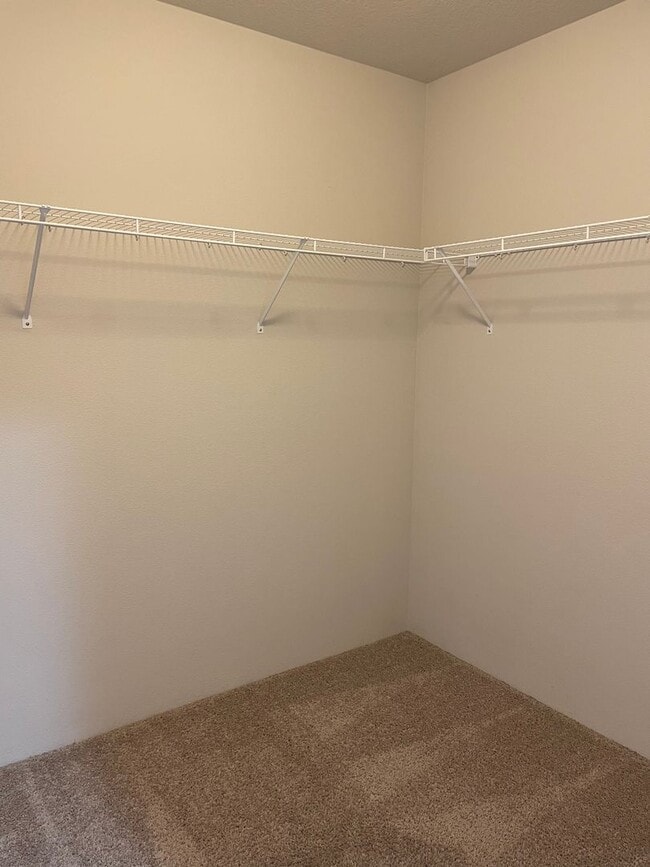 Building Photo - Beautiful 4 + Den Bedroom 2.5 Bath Home Lo...