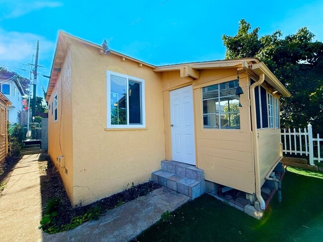 Building Photo - Welcome to your beautiful beach cottage, perfectly situated in Ocean Beach!