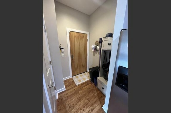 Building Photo - 2151 W. Evergreen-103