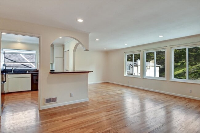 Building Photo - Spacious & Stylish Home in Pacifica’s Desirable Fairmont Neighborhood