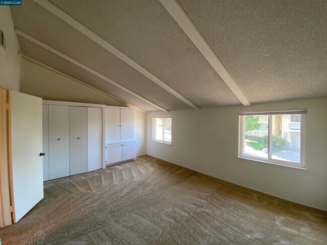Building Photo - 1557 Siskiyou Dr