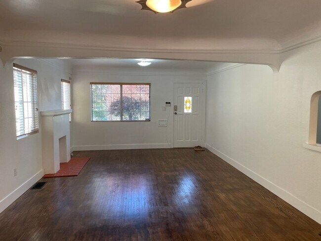 Building Photo - Private Single Family Home in Central Quie...