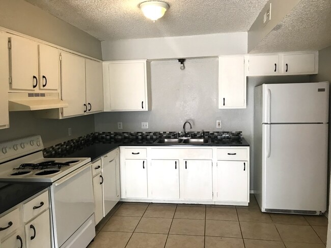 Building Photo - 3511 N Nesbitt Ave