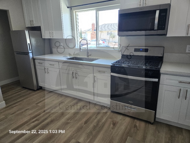 Building Photo - 1378 Yale Pl