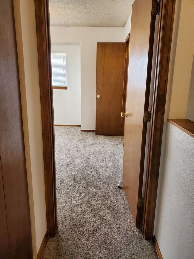 Building Photo - Townhome Style Living!
