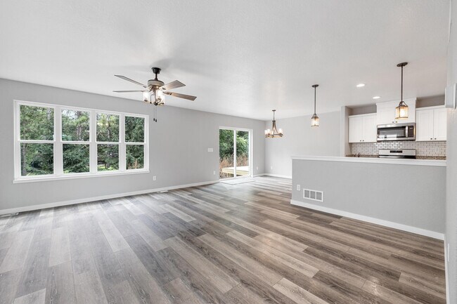 Building Photo - 2103 Daisy Dr