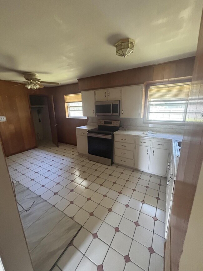 Building Photo - Recently Renovated - 3 Bedroom 2 Bath Home!