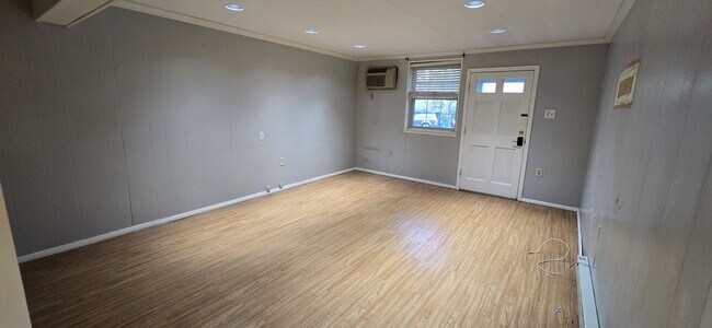 Building Photo - 142 E Maple St