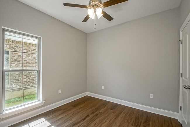 Building Photo - 33260 LA-16