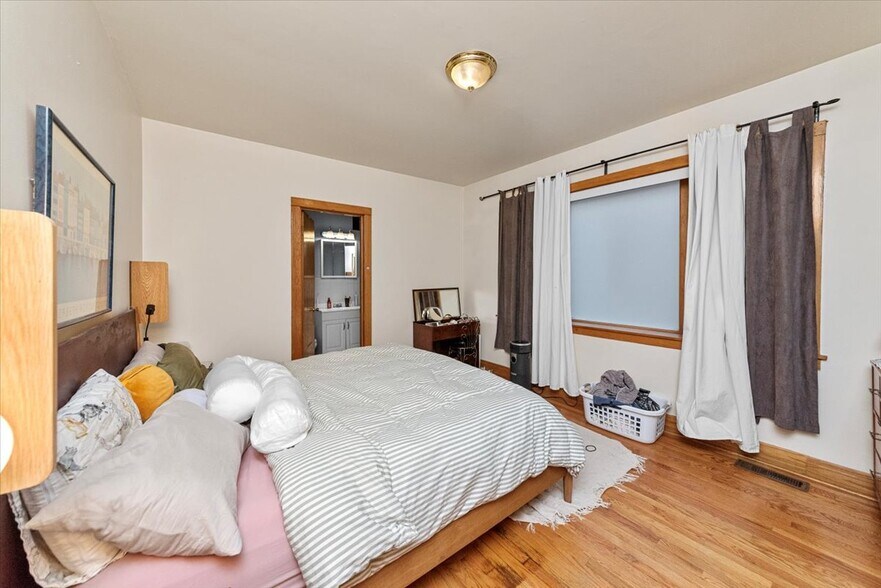 Building Photo - 910 W Gunnison St