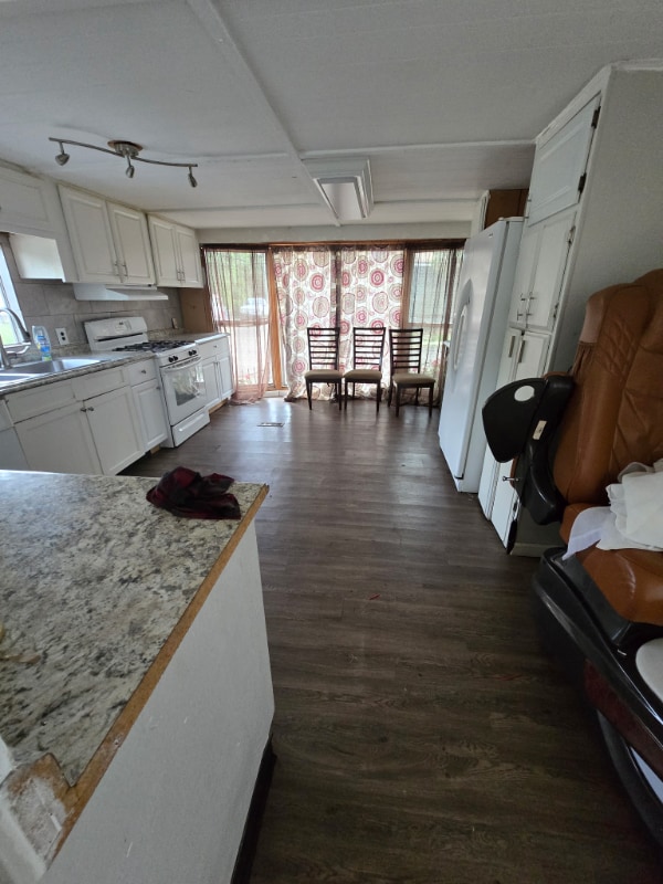 Building Photo - 10 9th Ave