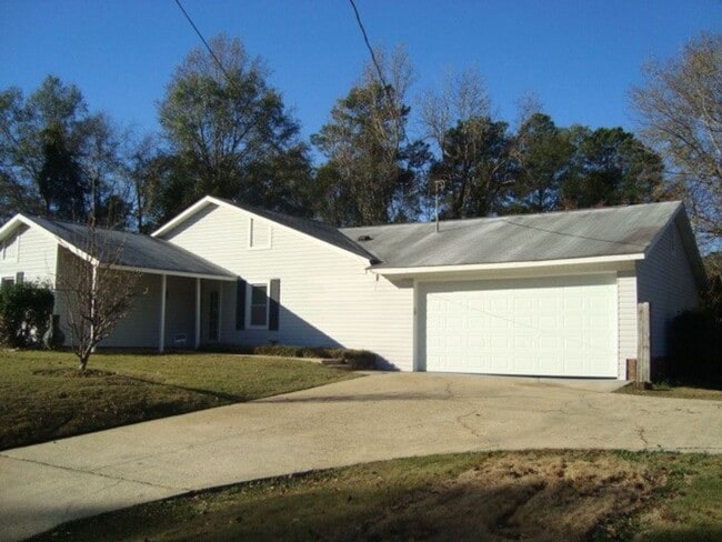 Building Photo - Renovated 4 bedroom available now to rent!