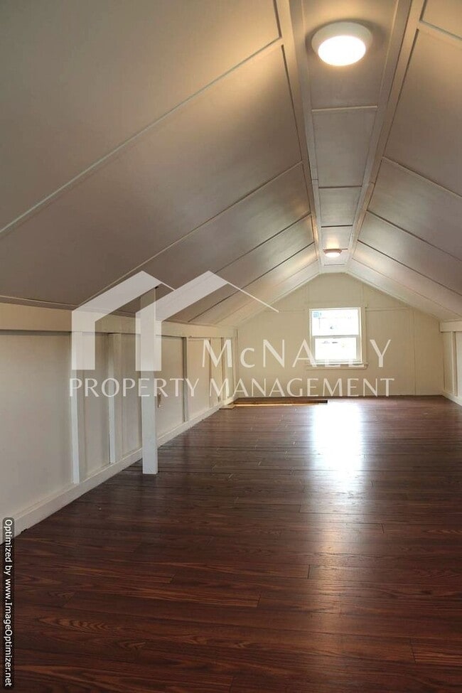 Building Photo - Bright 2 Bedroom 1 Bath Craftsman in Desir...