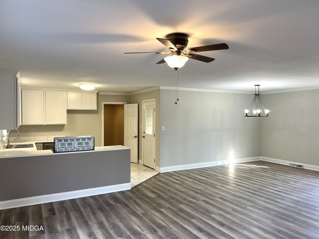 Building Photo - 4075 Meadowbrook Dr