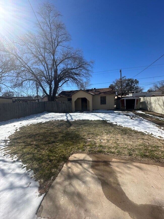 Building Photo - Spacious 4 Bedroom!