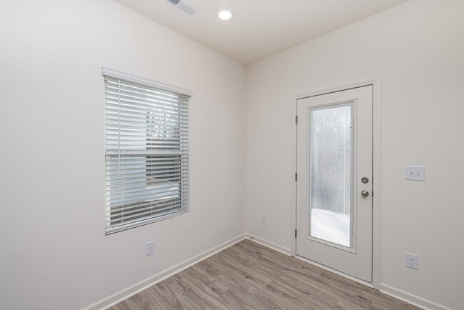 Building Photo - 3BD Townhome Convenient to Hwy 74/ Minutes to Bypass - MOVE IN READY