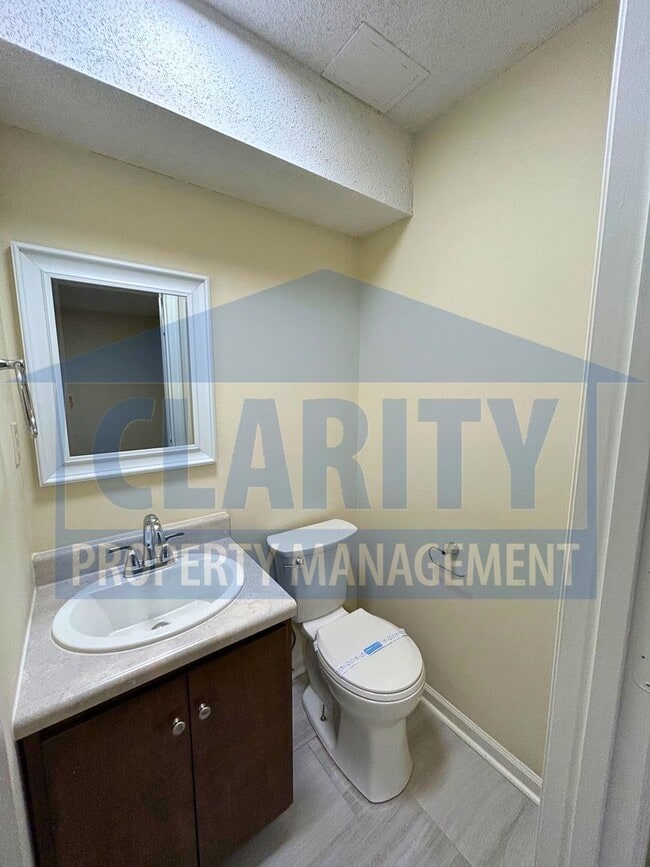 Building Photo - Two bedroom townhome w/ cathedral ceilings!