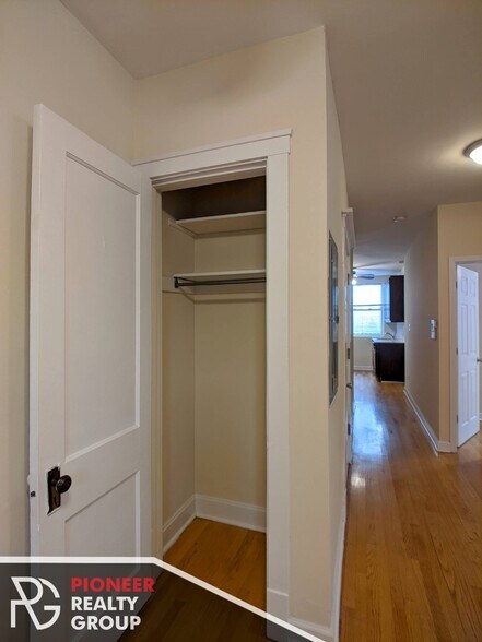 Building Photo - 1615 W Berteau Ave