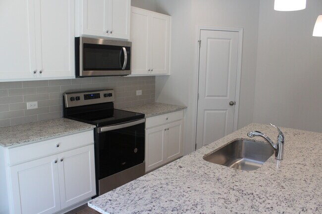 Building Photo - 204 Summerwood Ln