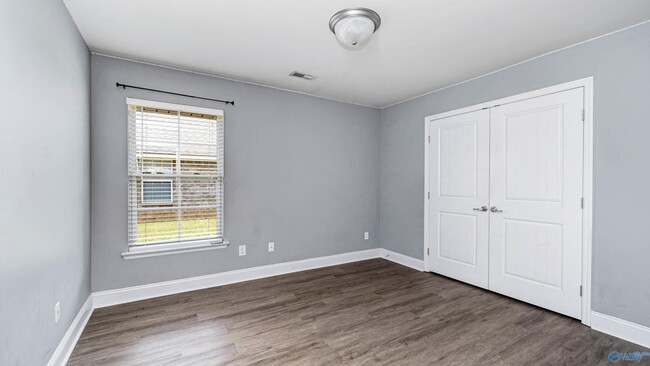 Building Photo - 113 E Crest Way
