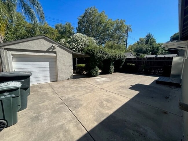 Building Photo - Beautiful 2bed 1bath home in East Sac- Min...
