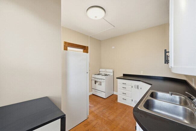 Building Photo - Muir - 308-308 1/2 Wilber Ave